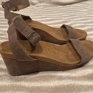 Lucky Brand Karston Taupe Suede Ankle Strap Wedge Sandals Women's Size 9M